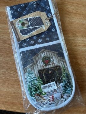 DOUBLE OVEN GLOVES - CHRISTMAS SNOW (by Michel Design Works)